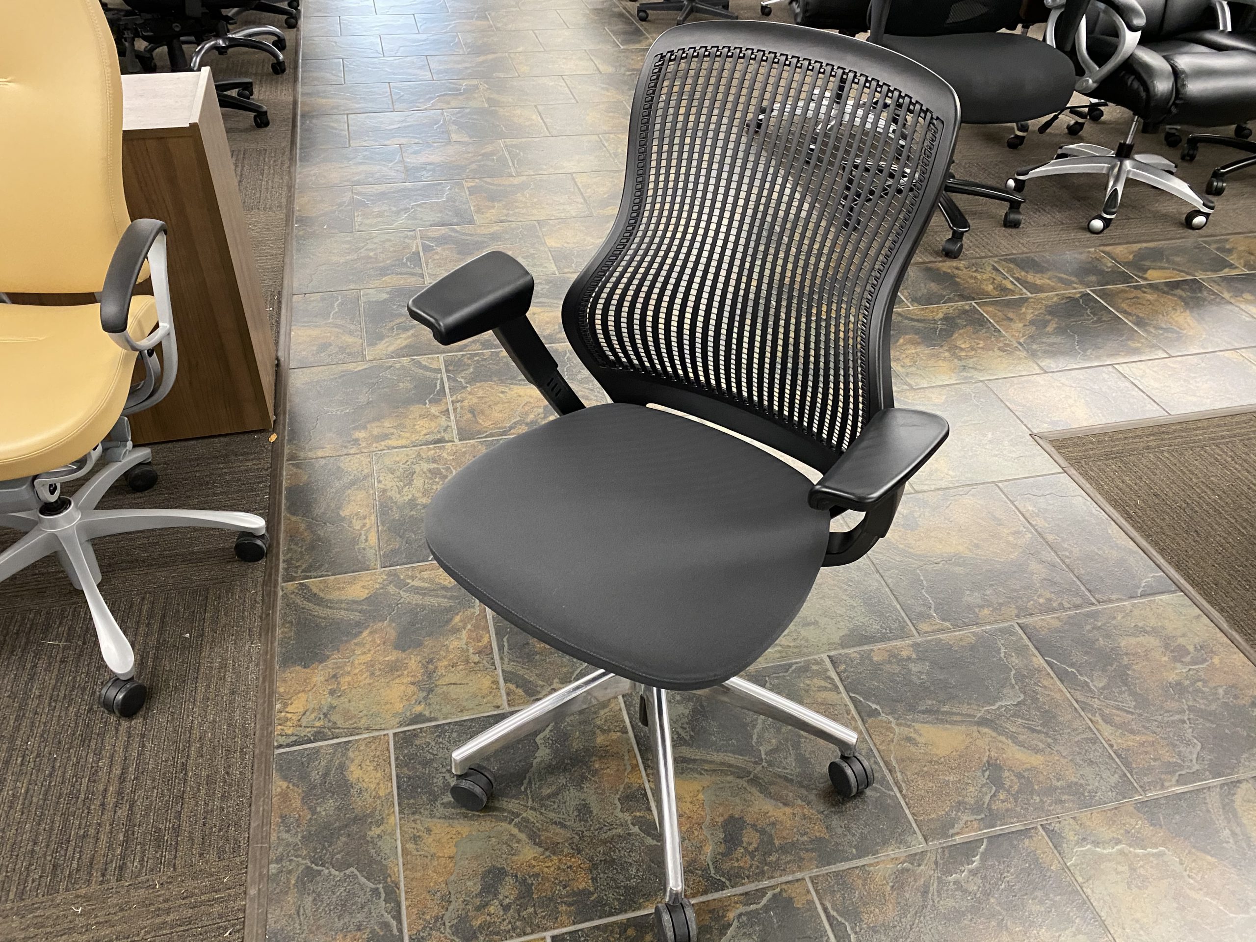 Knoll Regeneration Charcoal Fabric Task Chair Used Welter Storage