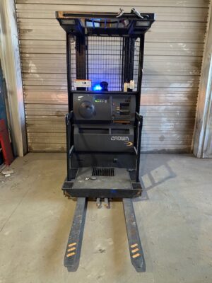 #002 Crown SP3510-30 Forklift - Used - Image 4