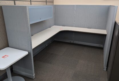 Haworth 8'x7' Light Grey Fabric Panel Workstation w/ Overhead Storage & B/B/F Pedestal - Used