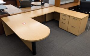 Maple 6'x8.5' U-Shape Peninsula Desk Set - Used