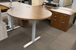 Knoll 9'Wx6'D Walnut U-Shape Heigh Adjustable Deskset - Used - Image 3